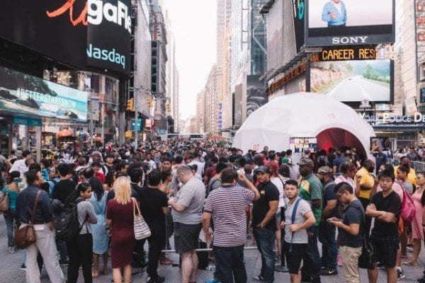 oneplusone phone viewing crowd